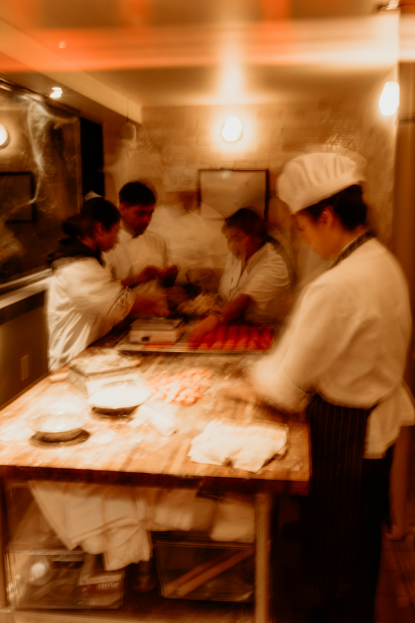 Une brigade de cuisiniers prépare des plats en cuisine