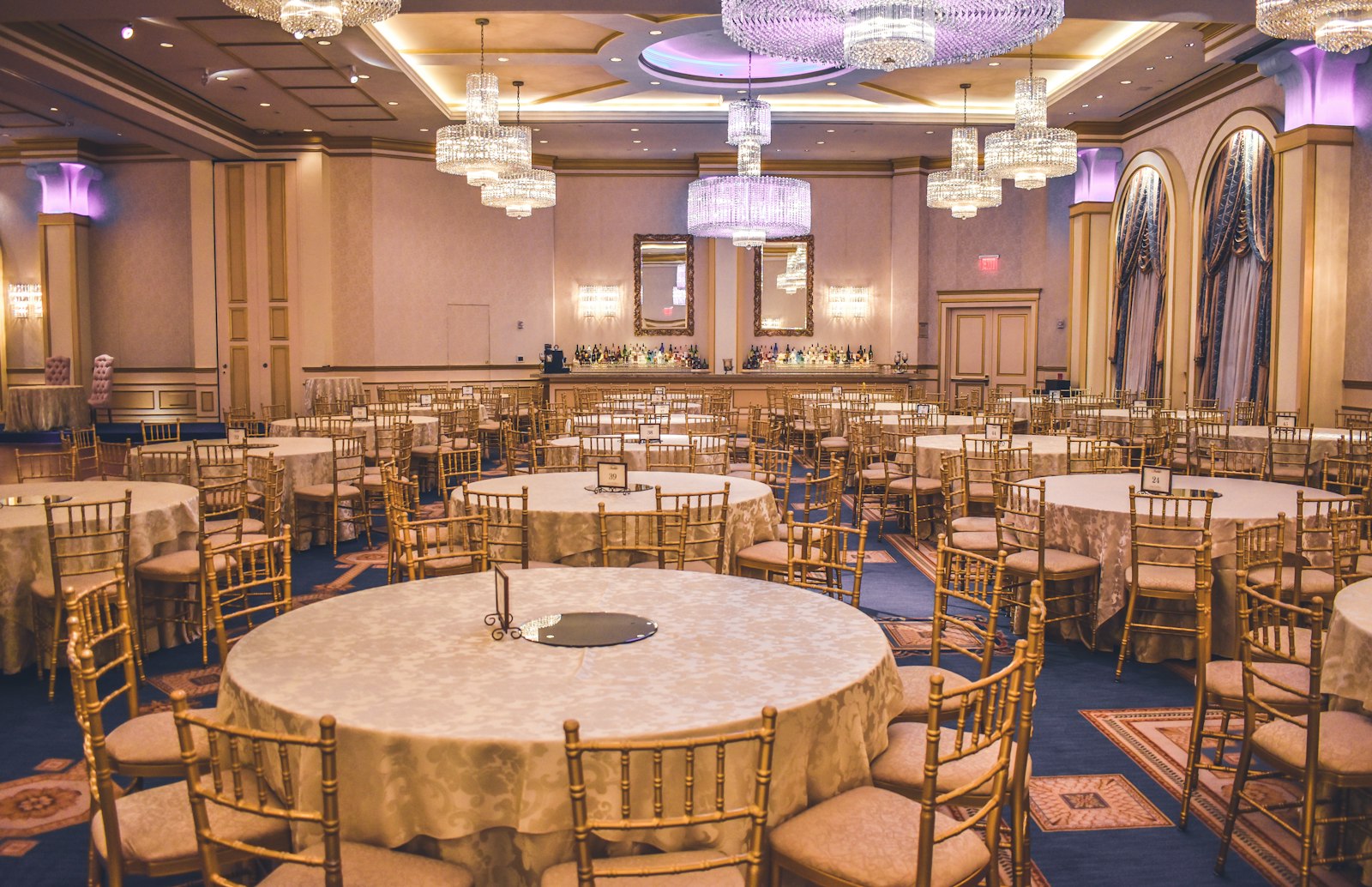 Une table dressée pour un dîner de réception