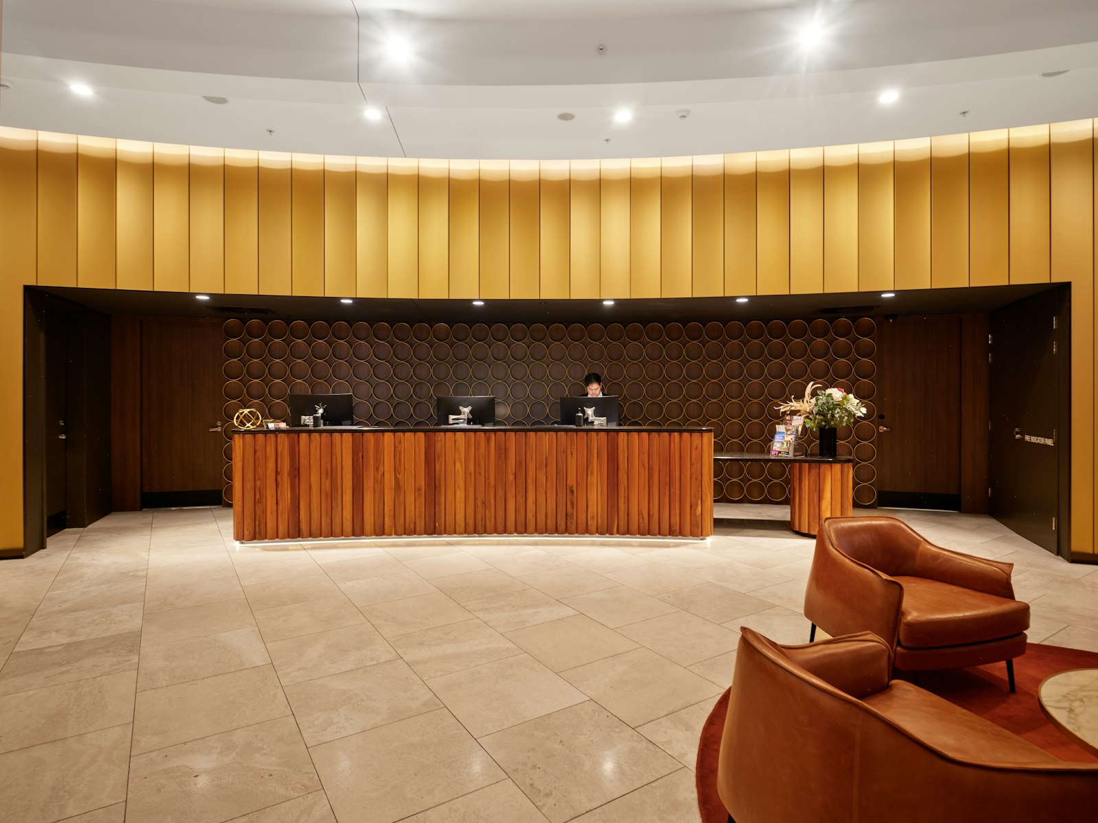 Le comptoir de réception d'un hôtel
