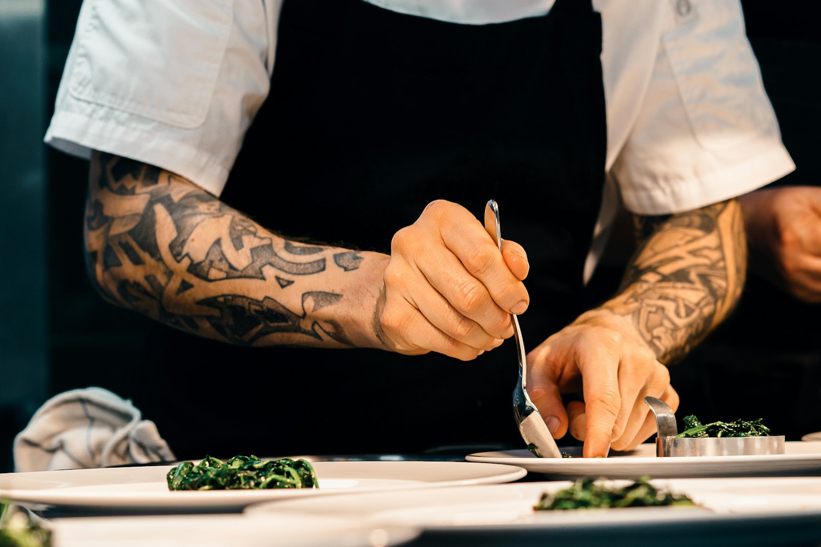 Un chef dresse une assiette en cuisine