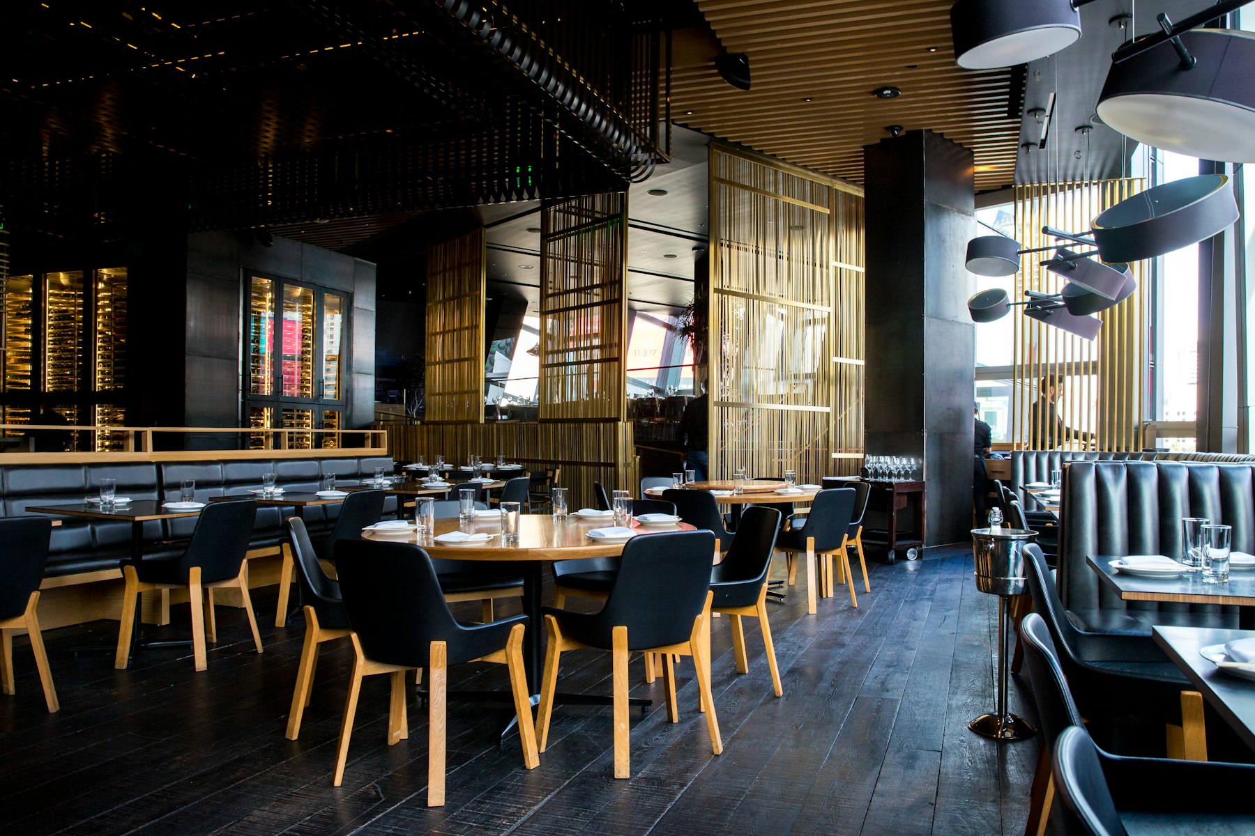Une salle de restaurant vide, tables dressées, prête pour un nouveau chapitre